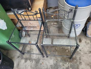 2 chaises d'appoint en fer avec plateau en verre