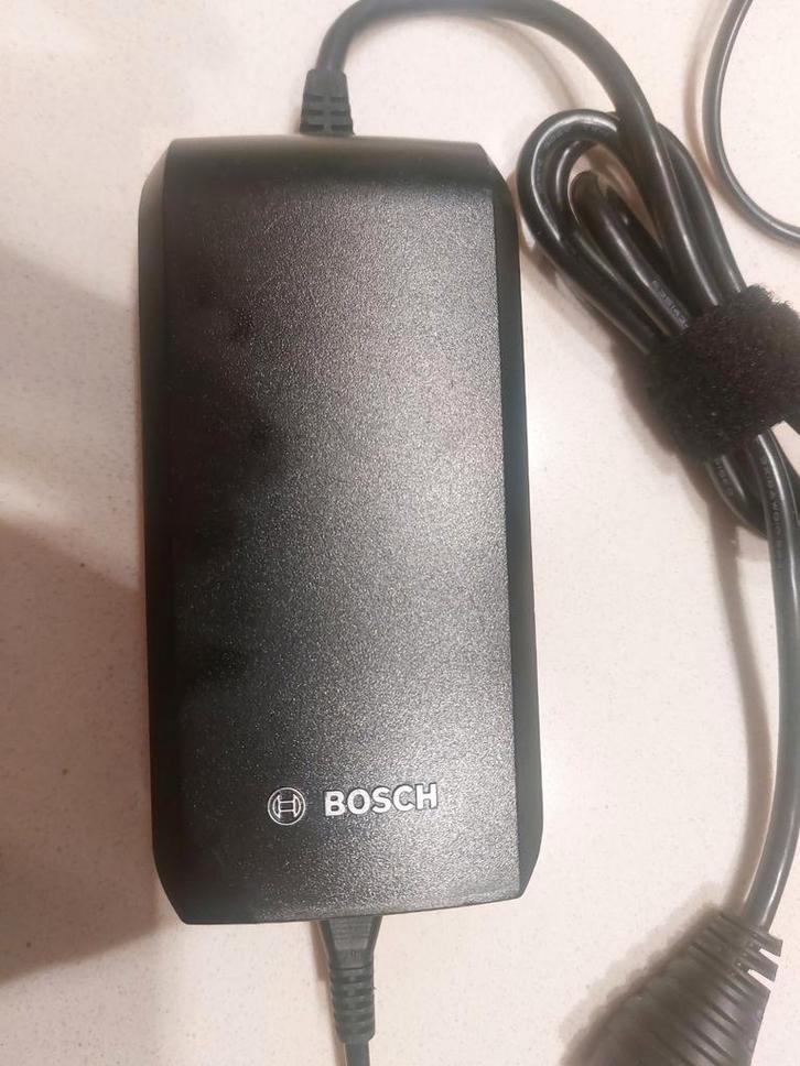Bosch batterij oplader elektrische fiets (2A) 2 stuks, Fietsen en Brommers, Fietsaccessoires | Fietsaccu's, Zo goed als nieuw