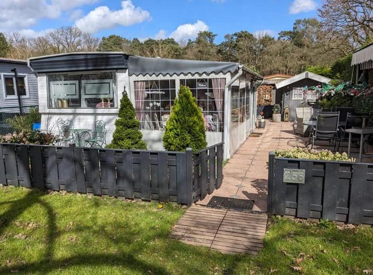 Stacaravan met voortent te koop op camping Jocomo in Lanaken, Caravans en Kamperen, Caravans, Particulier, tot en met 4, tot 500 kg