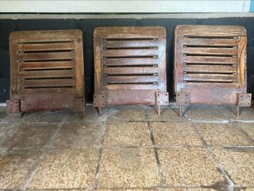 3 klapbankjes uit oude tram beschikbaar voor biedingen