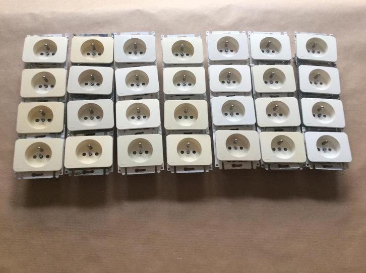 Niko Pr20 stopcontacten met aarding en afdekplaat, Doe-het-zelf en Bouw, Elektriciteit en Kabels, Gebruikt, Stekker, Ophalen of Verzenden