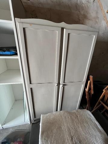 Garde robe beschikbaar voor biedingen