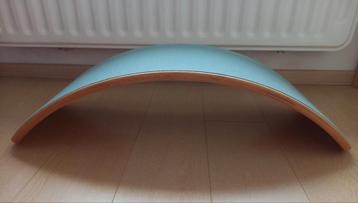WOBBEL ORIGINAL balans-plank met blauw vilt in prima staat beschikbaar voor biedingen