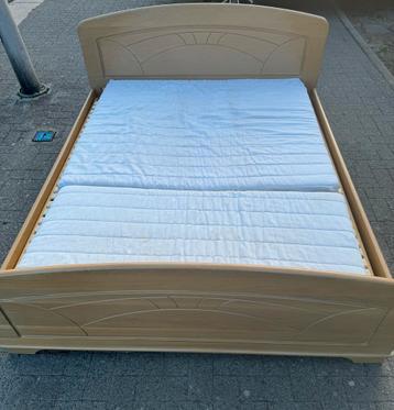 Twee Persoons Bed Met Matras beschikbaar voor biedingen