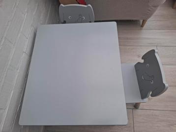 Kindertafel + 2 stoelen  beschikbaar voor biedingen