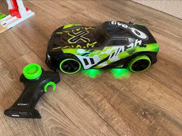 Auto op afstandsbediening met licht en geluid, Kinderen en Baby's, Ophalen, Zo goed als nieuw, Afstandsbediening