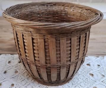 Franse brocante " rieten" bloempot beschikbaar voor biedingen