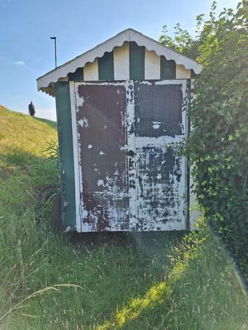 Originele strandcabine in de tuin beschikbaar voor biedingen