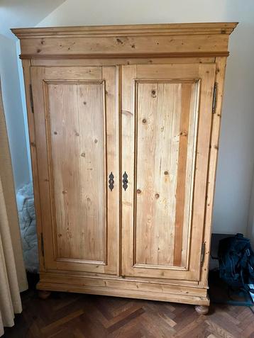 Kleerkast in grenen beschikbaar voor biedingen