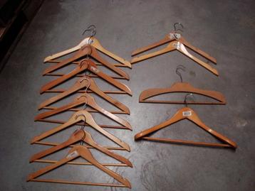 lot 12 cintres en bois beschikbaar voor biedingen