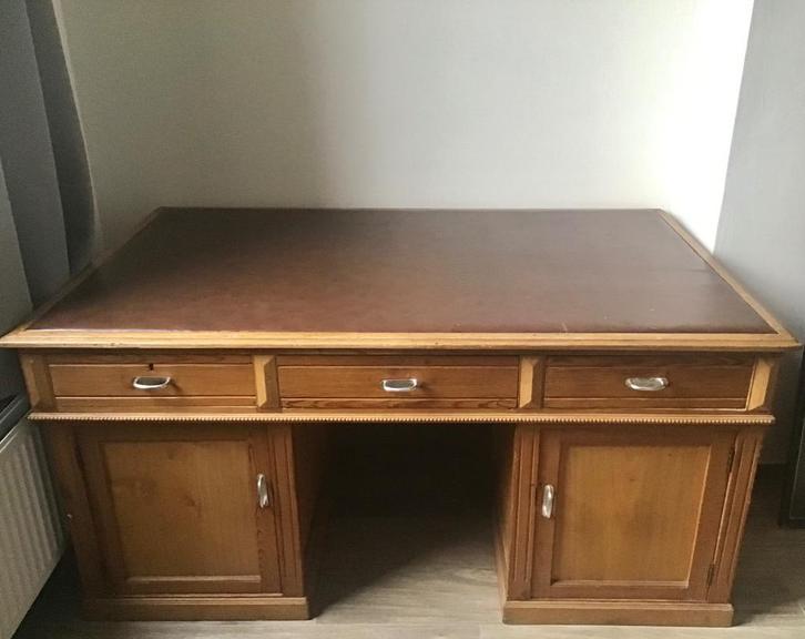 Oude bureau met lederen bovenblad ( tweezijdig ), Huis en Inrichting, Bureaus, Gebruikt, Bureau, Ophalen