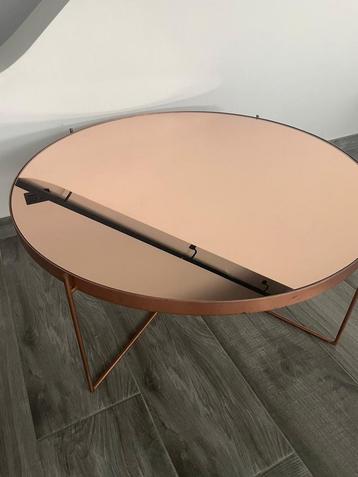 Table basse rose gold miroir  disponible aux enchères