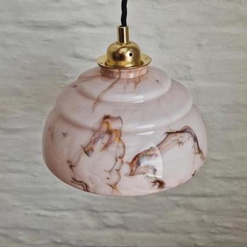 Vintage roze gemarmerde opaline glazen hanglamp. 