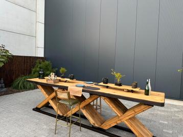 Houten tafel 400cm met 10 verschillende barstoelen beschikbaar voor biedingen