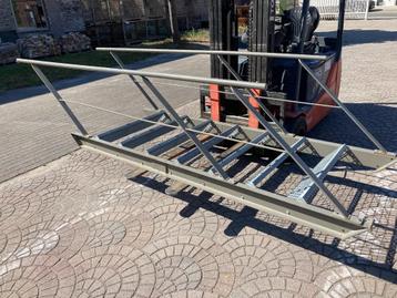 stalen trap met 2 leuningen beschikbaar voor biedingen