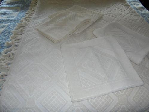 Bed sprei 2m x 2.15 en 4 kussenslopen, Huis en Inrichting, Slaapkamer | Beddengoed, Zo goed als nieuw, Deken of Dekbed, Tweepersoons
