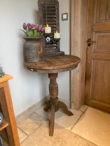 Bijzettafel / wijntafel zwaar en stevig hout beschikbaar voor biedingen
