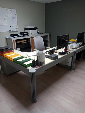 Grote bureau zware uitvoering  beschikbaar voor biedingen