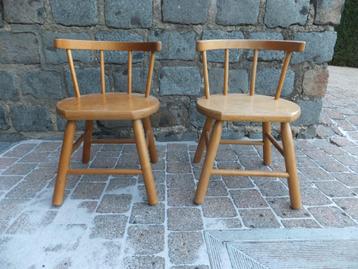 2 vintage houten kinderstoeltjes beschikbaar voor biedingen