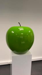 Decoratieve hoogglans groene appel sculptuur op witte sokkel, Ophalen, Zo goed als nieuw