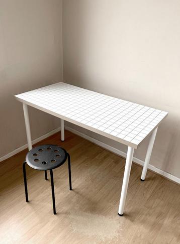 Bureau blanc à carreaux  beschikbaar voor biedingen