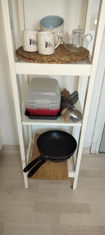 Keukenkast en complete set keukengerief beschikbaar voor biedingen