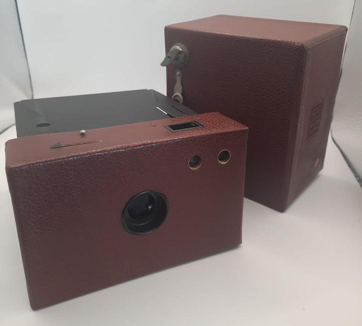 vintage box camera Rainbow Hawk Eye 2a model B + tas, Verzamelen, Foto-apparatuur en Filmapparatuur, Fototoestel, 1940 tot 1960