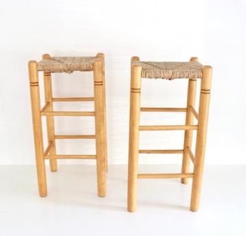 2x vintage barkruk / Rieten Kruk / Seventies krukjes beschikbaar voor biedingen