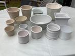 Lot sier bloempotten in wit aardewerk en plastiek, Gebruikt, Rond, Aardewerk, Tuin