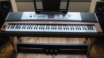 Yamaha DGX-630 Portable Grand met statief en pedalen beschikbaar voor biedingen