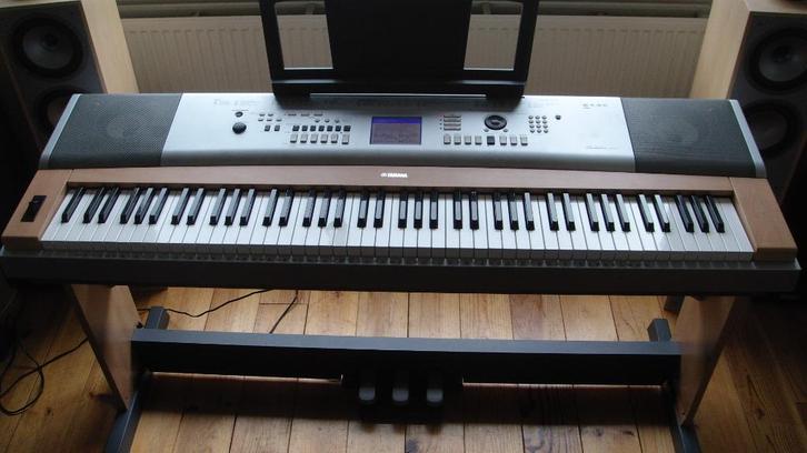 Yamaha DGX-630 Portable Grand met statief en pedalen, Muziek en Instrumenten, Piano's, Zo goed als nieuw, Piano, Overige kleuren