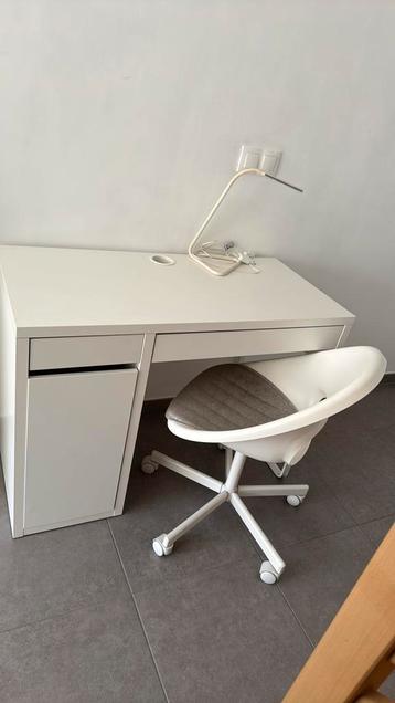 Bureau  IKEA+ chaise IKEA et coussin + lampe de bureau IKEA, Enlèvement, Utilisé, Bureau