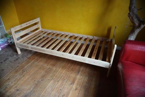 Lit Ikea en bois plein, Maison & Meubles, Chambre à coucher | Lits, Utilisé, Une personne, 90 cm, 200 cm, Bois, Enlèvement