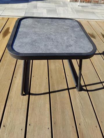 Bijzettafeltje met betonlook voor op terras beschikbaar voor biedingen