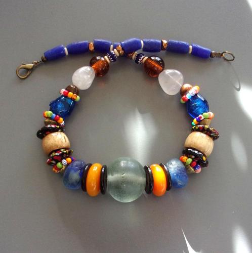 Blauwe korte ketting voor dames in vintage Afrikaanse kralen, Handtassen en Accessoires, Kettingen, Nieuw, Steen of Mineraal, Blauw