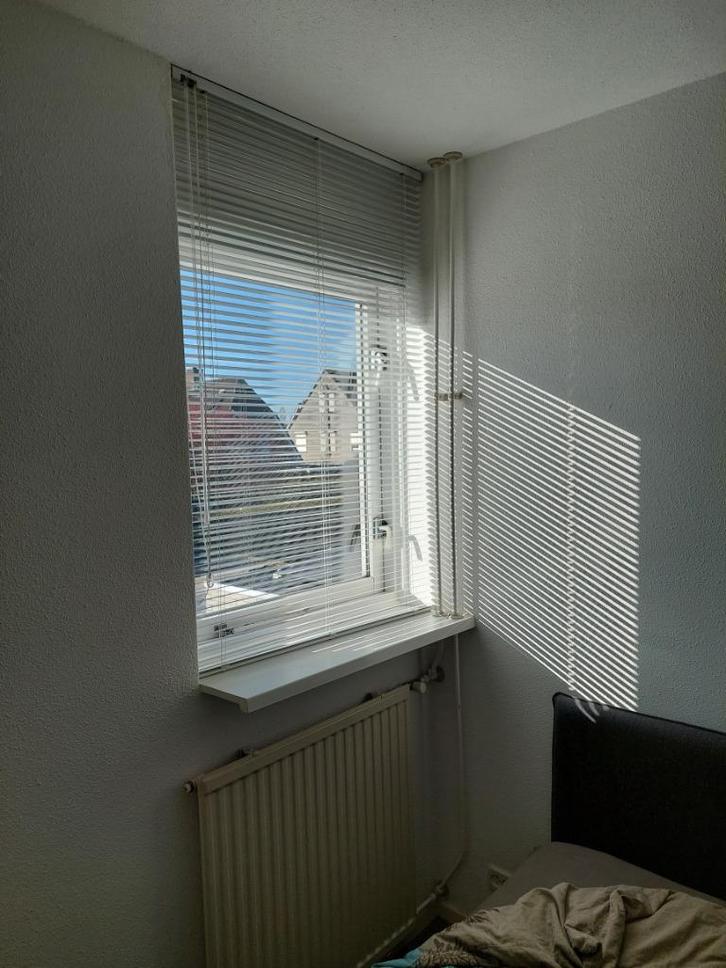 Jaloezieen, verschillende horizontale en 1 verticale lamel., Huis en Inrichting, Stoffering | Gordijnen en Lamellen, Zo goed als nieuw
