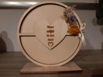 Houten cirkel met spreuk., Ophalen