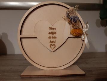 Houten cirkel met spreuk. beschikbaar voor biedingen