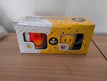 Drankkoppen met leuke smiley's beschikbaar voor biedingen