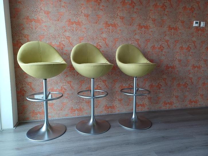 3 mooie luxe barkrukken kuipstoel model, Huis en Inrichting, Barkrukken, Zo goed als nieuw, 60 tot 90 cm, Leer, Metaal, 3 krukken