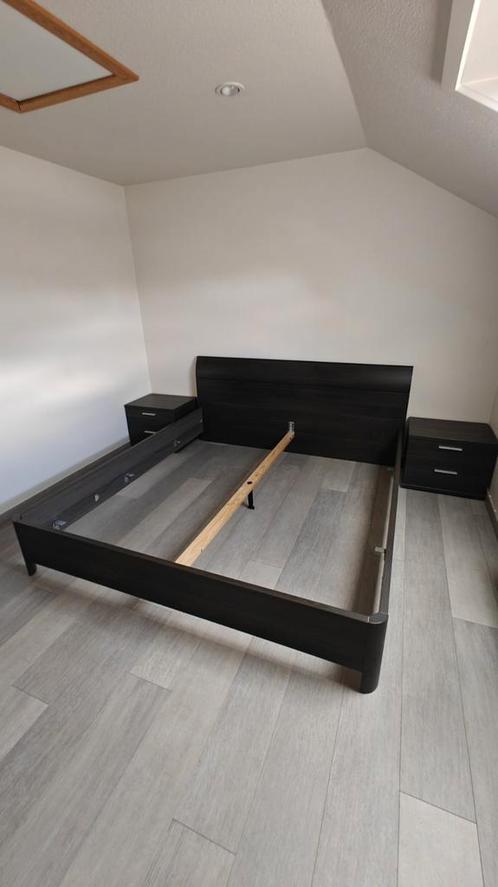Bed met bijhorende nachtkastjes, Huis en Inrichting, Slaapkamer | Bedden, Zo goed als nieuw, Tweepersoons, 180 cm, 200 cm, Ophalen
