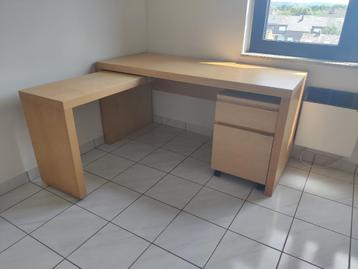 Licht houten bureau met uitschuifbaar deel + kastje beschikbaar voor biedingen