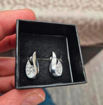 Prachtige zilverkleurige crystal oorbellen- zwan bijna nieuw beschikbaar voor biedingen