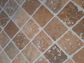 Nieuw  0,5 m2 Italiaanse natuursteen 10 x 10 Travertino Noce beschikbaar voor biedingen
