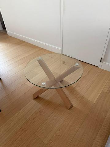 Glazen ronde salontafel met eiken poten beschikbaar voor biedingen