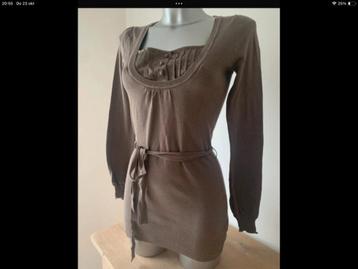 Trui bruin beschikbaar voor biedingen