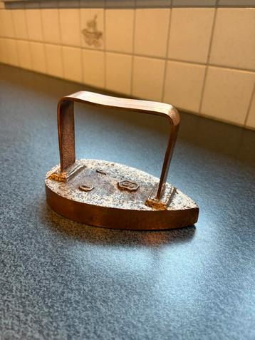 Verkoperde antieke stijkijzers beschikbaar voor biedingen