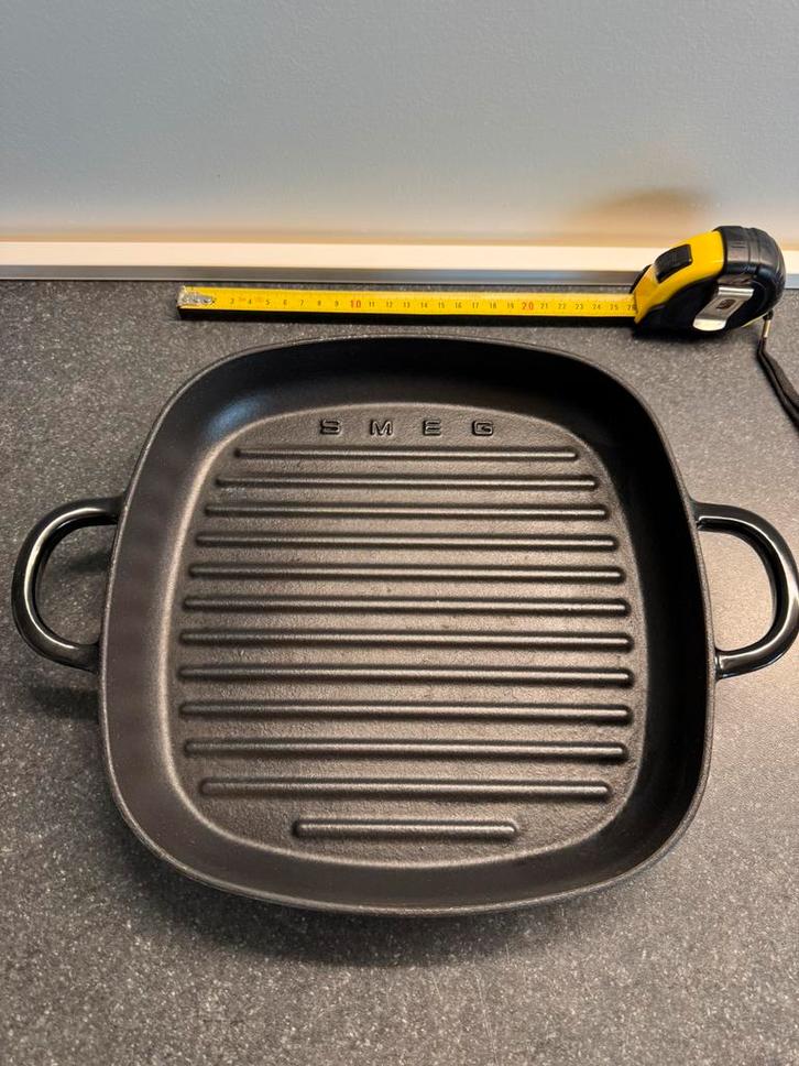 SMEG geëmailleerde gietijzeren grillpan — 26 cm — zwart, Huis en Inrichting, Keuken | Potten en Pannen, Zo goed als nieuw, Gietijzer