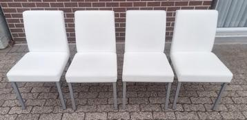 Gebroken wit lederen stoelen ( gereinigd en gevoed) beschikbaar voor biedingen