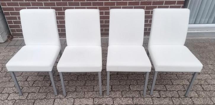 wit lederen stoelen ( gereinigd en gevoed) 4st =25€, Huis en Inrichting, Stoelen, Gebruikt, Vier, Leer, Wit, Ophalen